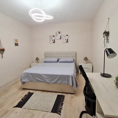 Apartment Downtown Boulevard With A Cute Balcony! *