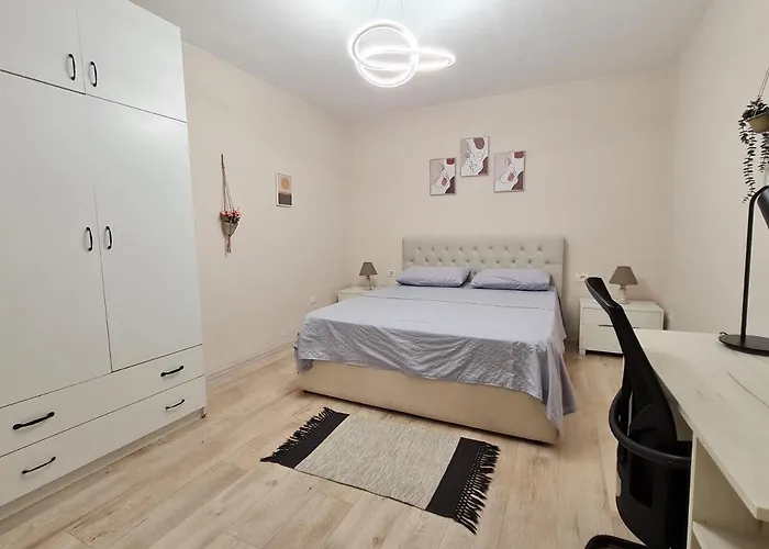 Downtown Boulevard With A Cute Balcony! * 地拉那