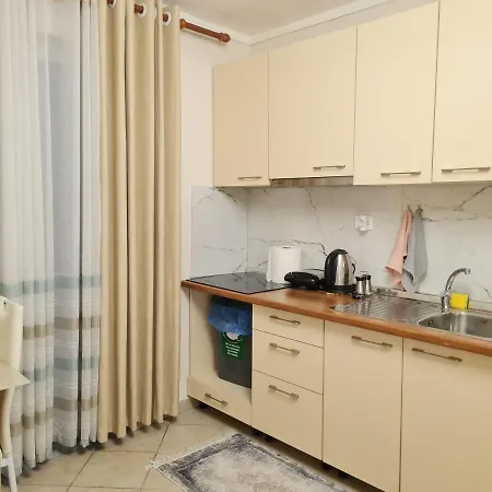 Downtown Boulevard With A Cute Balcony! Lejlighed