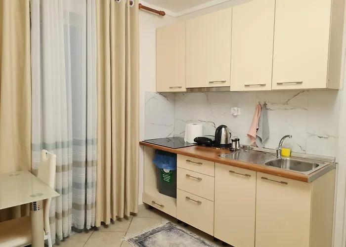 Downtown Boulevard With A Cute Balcony! アパート